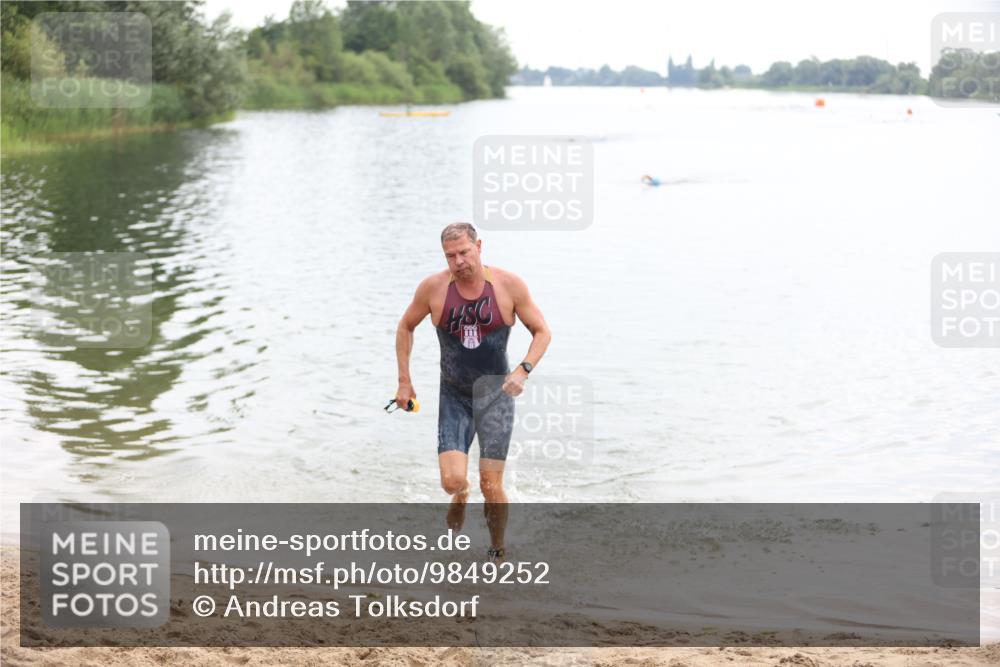 21.06.2026 - 29. Vierlanden-Triathlon Andreas Tolksdorf http://msf.ph/oto/9849252 21.06.2026 10:02:51 Schwimmen 430 meine-sportfotos.de