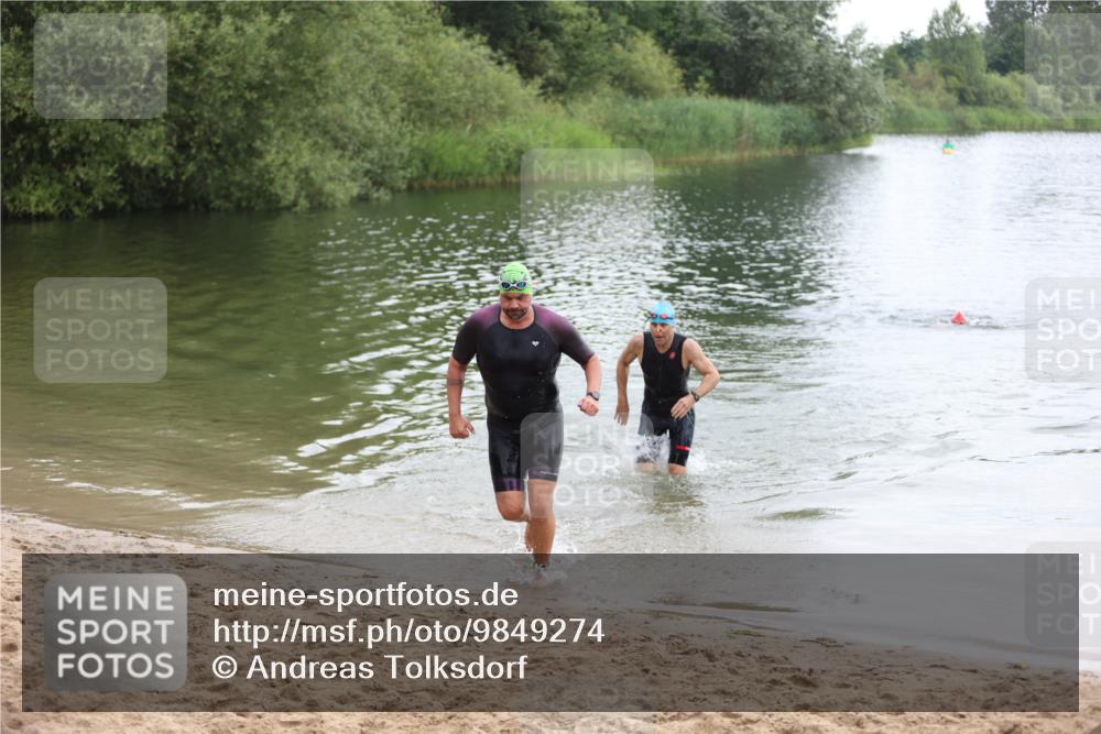 21.06.2026 - 29. Vierlanden-Triathlon Andreas Tolksdorf http://msf.ph/oto/9849274 21.06.2026 10:04:08 Schwimmen 420, 454 meine-sportfotos.de