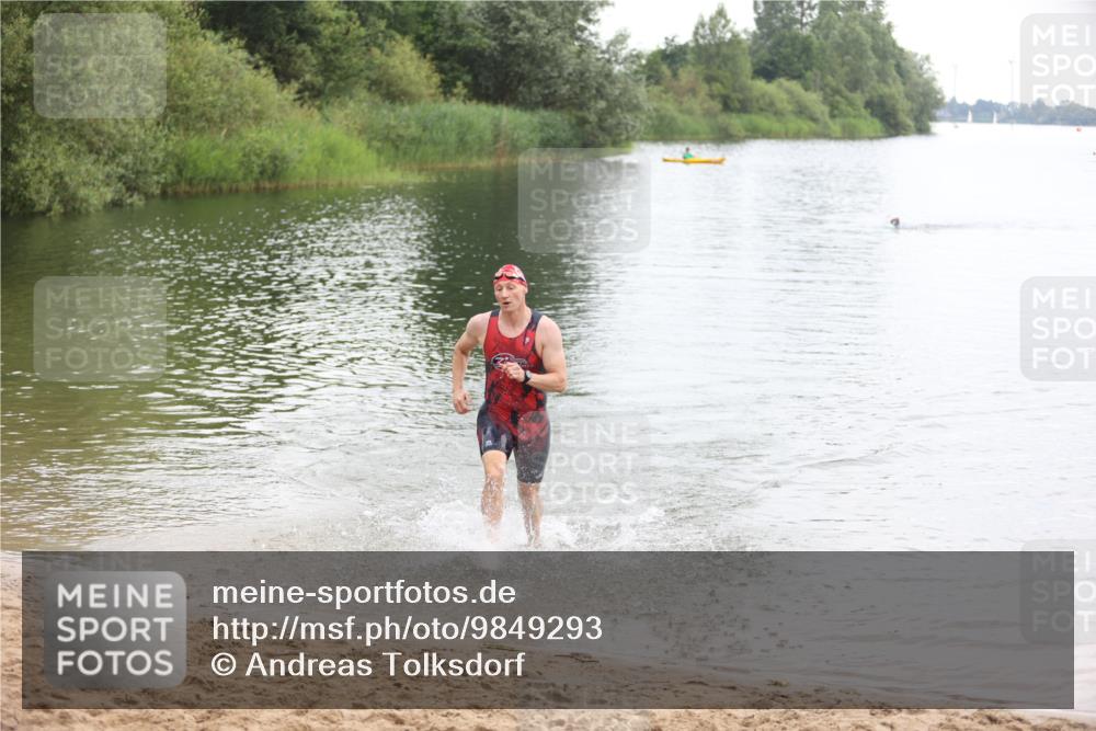 21.06.2026 - 29. Vierlanden-Triathlon Andreas Tolksdorf http://msf.ph/oto/9849293 21.06.2026 10:04:21 Schwimmen 440 meine-sportfotos.de