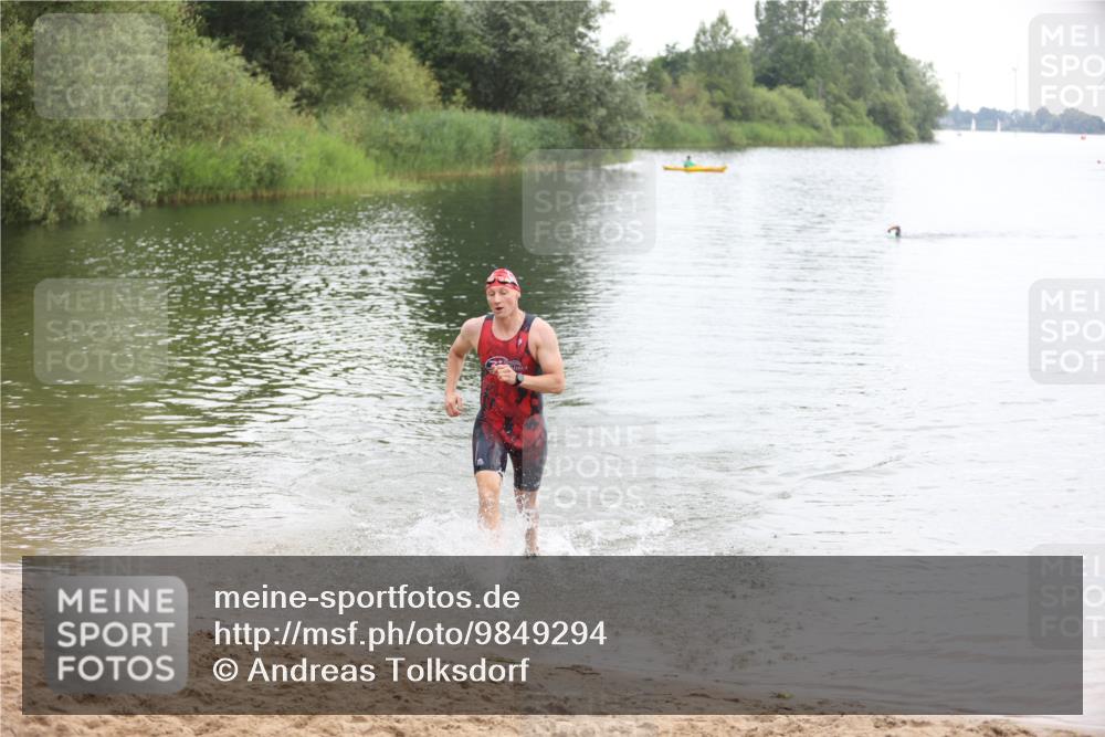 21.06.2026 - 29. Vierlanden-Triathlon Andreas Tolksdorf http://msf.ph/oto/9849294 21.06.2026 10:04:21 Schwimmen 440 meine-sportfotos.de
