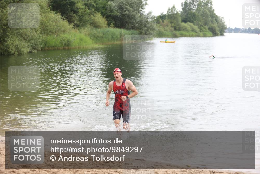 21.06.2026 - 29. Vierlanden-Triathlon Andreas Tolksdorf http://msf.ph/oto/9849297 21.06.2026 10:04:21 Schwimmen 440 meine-sportfotos.de