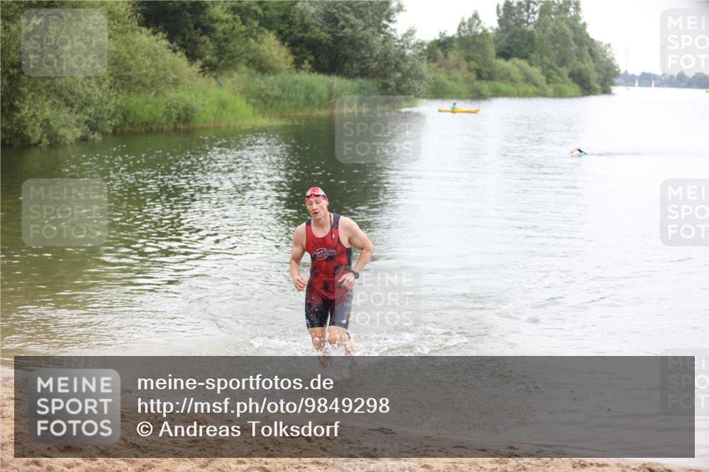 21.06.2026 - 29. Vierlanden-Triathlon Andreas Tolksdorf http://msf.ph/oto/9849298 21.06.2026 10:04:21 Schwimmen 440 meine-sportfotos.de