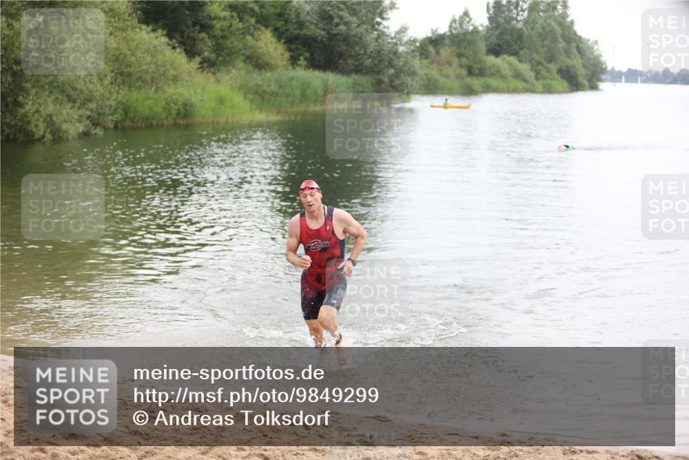 21.06.2026 - 29. Vierlanden-Triathlon Andreas Tolksdorf http://msf.ph/oto/9849299 21.06.2026 10:04:21 Schwimmen 440 meine-sportfotos.de