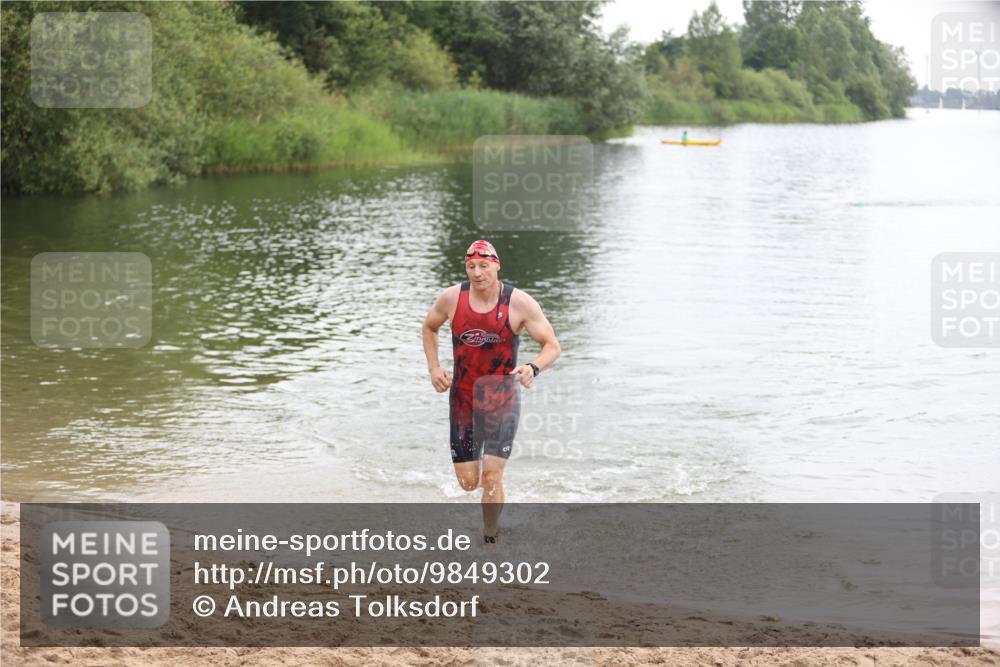 21.06.2026 - 29. Vierlanden-Triathlon Andreas Tolksdorf http://msf.ph/oto/9849302 21.06.2026 10:04:21 Schwimmen 440 meine-sportfotos.de