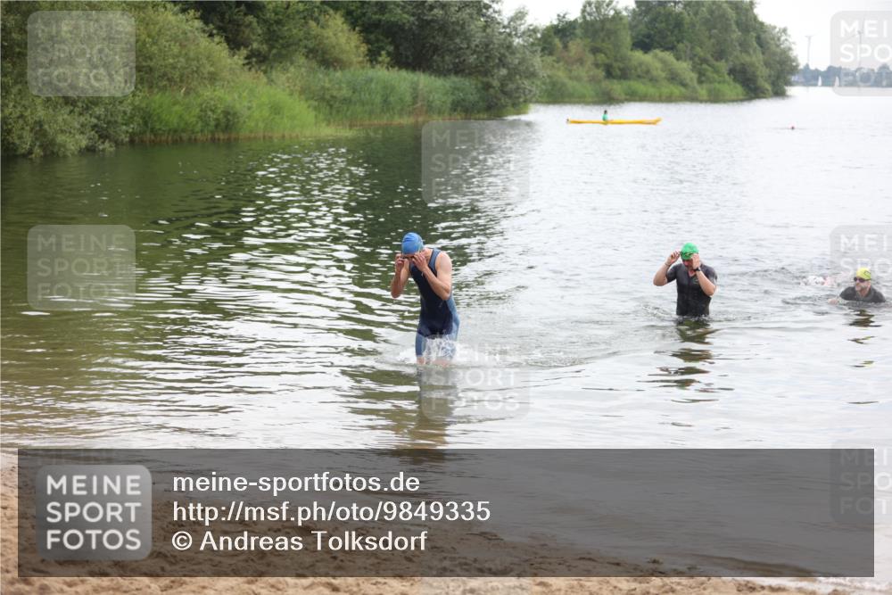21.06.2026 - 29. Vierlanden-Triathlon Andreas Tolksdorf http://msf.ph/oto/9849335 21.06.2026 10:05:28 Schwimmen 429, 448 meine-sportfotos.de