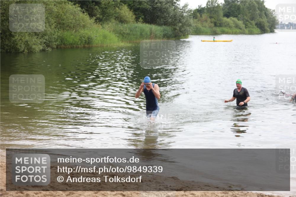 21.06.2026 - 29. Vierlanden-Triathlon Andreas Tolksdorf http://msf.ph/oto/9849339 21.06.2026 10:05:28 Schwimmen 429, 448 meine-sportfotos.de
