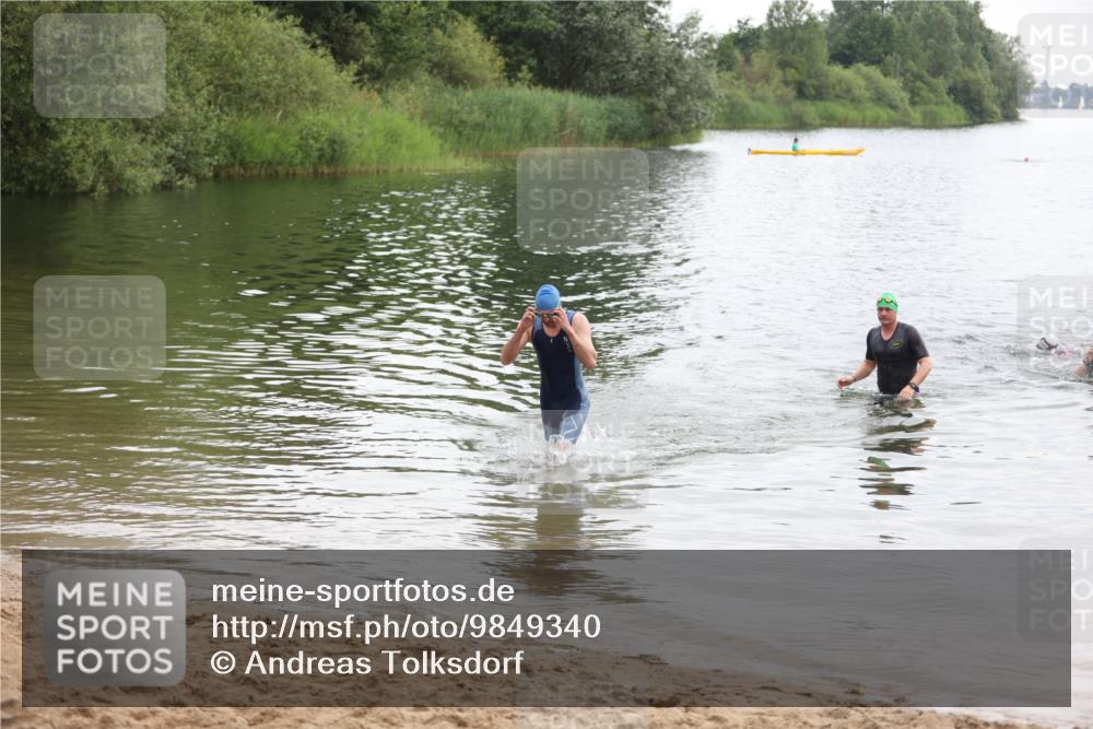 21.06.2026 - 29. Vierlanden-Triathlon Andreas Tolksdorf http://msf.ph/oto/9849340 21.06.2026 10:05:28 Schwimmen 429, 448 meine-sportfotos.de
