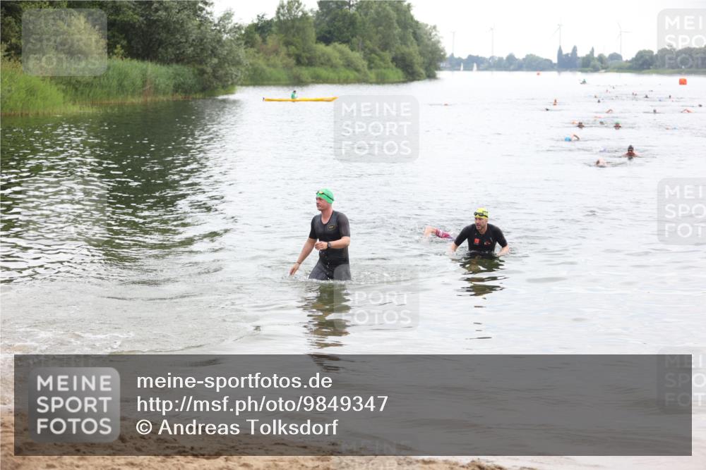 21.06.2026 - 29. Vierlanden-Triathlon Andreas Tolksdorf http://msf.ph/oto/9849347 21.06.2026 10:05:31 Schwimmen 395, 414, 429, 448 meine-sportfotos.de