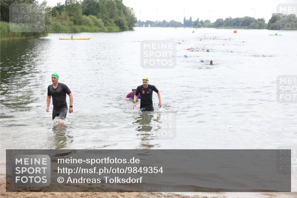 21.06.2026 - 29. Vierlanden-Triathlon Andreas Tolksdorf http://msf.ph/oto/9849354 21.06.2026 10:05:32 Schwimmen 395, 414, 429, 448 meine-sportfotos.de