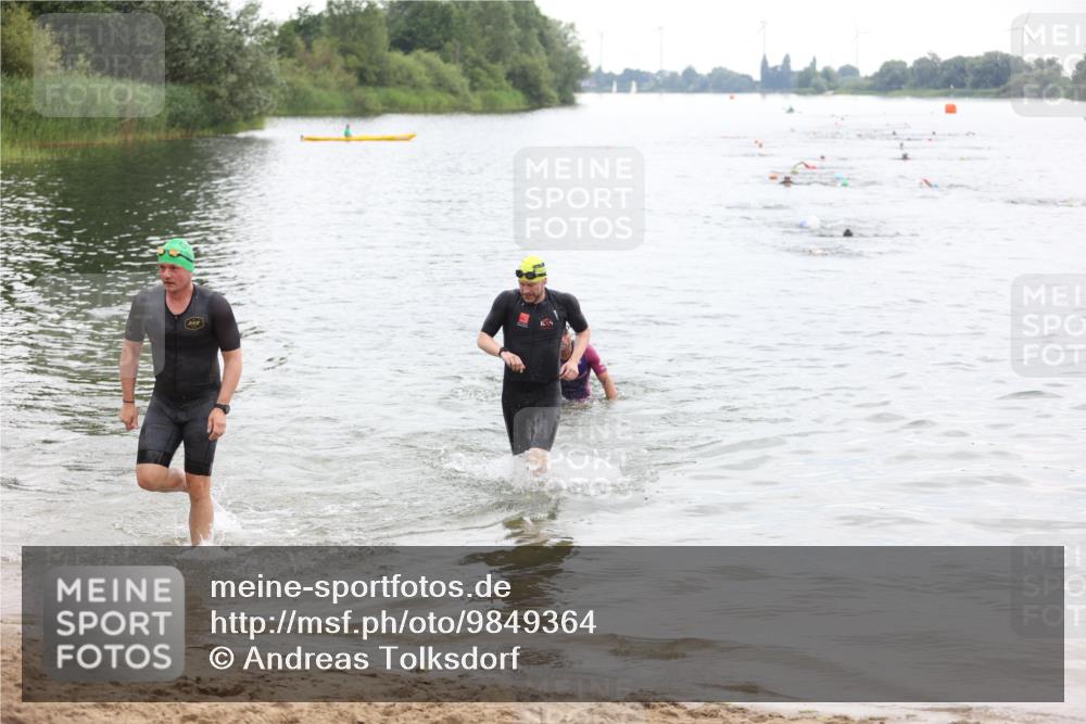 21.06.2026 - 29. Vierlanden-Triathlon Andreas Tolksdorf http://msf.ph/oto/9849364 21.06.2026 10:05:35 Schwimmen 395, 414, 429, 448 meine-sportfotos.de