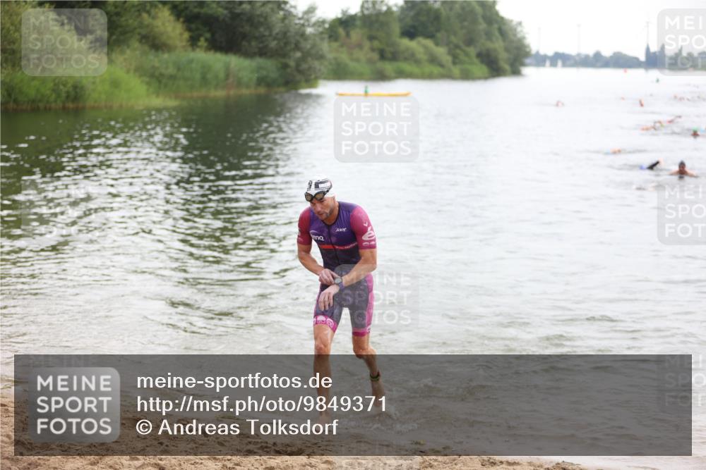 21.06.2026 - 29. Vierlanden-Triathlon Andreas Tolksdorf http://msf.ph/oto/9849371 21.06.2026 10:05:41 Schwimmen 395, 414, 429 meine-sportfotos.de