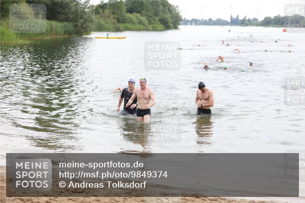 21.06.2026 - 29. Vierlanden-Triathlon Andreas Tolksdorf http://msf.ph/oto/9849374 21.06.2026 10:06:07 Schwimmen 444, 464 meine-sportfotos.de