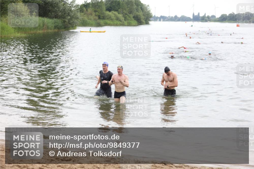 21.06.2026 - 29. Vierlanden-Triathlon Andreas Tolksdorf http://msf.ph/oto/9849377 21.06.2026 10:06:07 Schwimmen 444, 464 meine-sportfotos.de