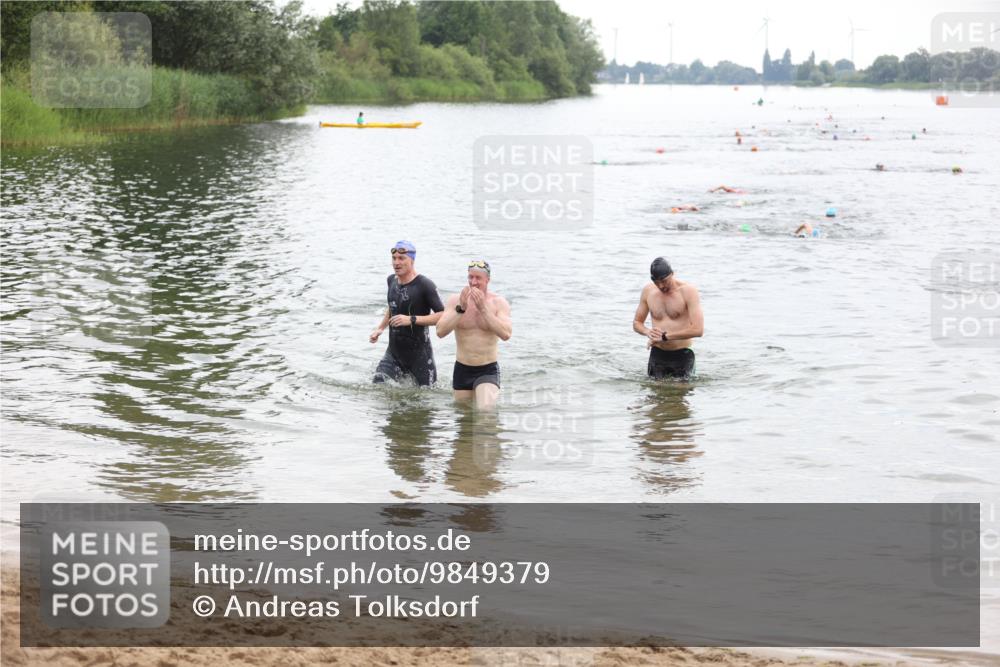 21.06.2026 - 29. Vierlanden-Triathlon Andreas Tolksdorf http://msf.ph/oto/9849379 21.06.2026 10:06:07 Schwimmen 444, 464 meine-sportfotos.de