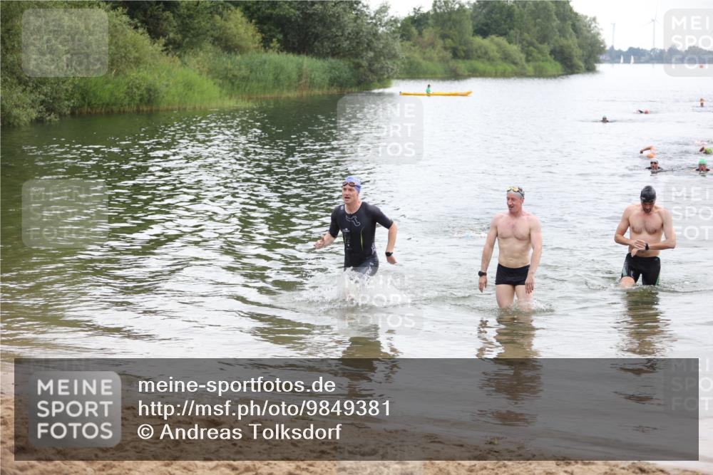 21.06.2026 - 29. Vierlanden-Triathlon Andreas Tolksdorf http://msf.ph/oto/9849381 21.06.2026 10:06:08 Schwimmen 444, 464 meine-sportfotos.de