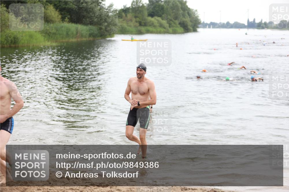 21.06.2026 - 29. Vierlanden-Triathlon Andreas Tolksdorf http://msf.ph/oto/9849386 21.06.2026 10:06:15 Schwimmen 438, 444, 458, 467 meine-sportfotos.de