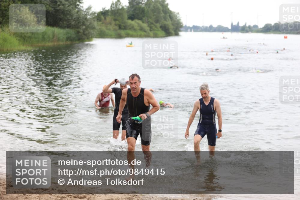 21.06.2026 - 29. Vierlanden-Triathlon Andreas Tolksdorf http://msf.ph/oto/9849415 21.06.2026 10:06:34 Schwimmen 394, 397, 410, 417, 447 meine-sportfotos.de