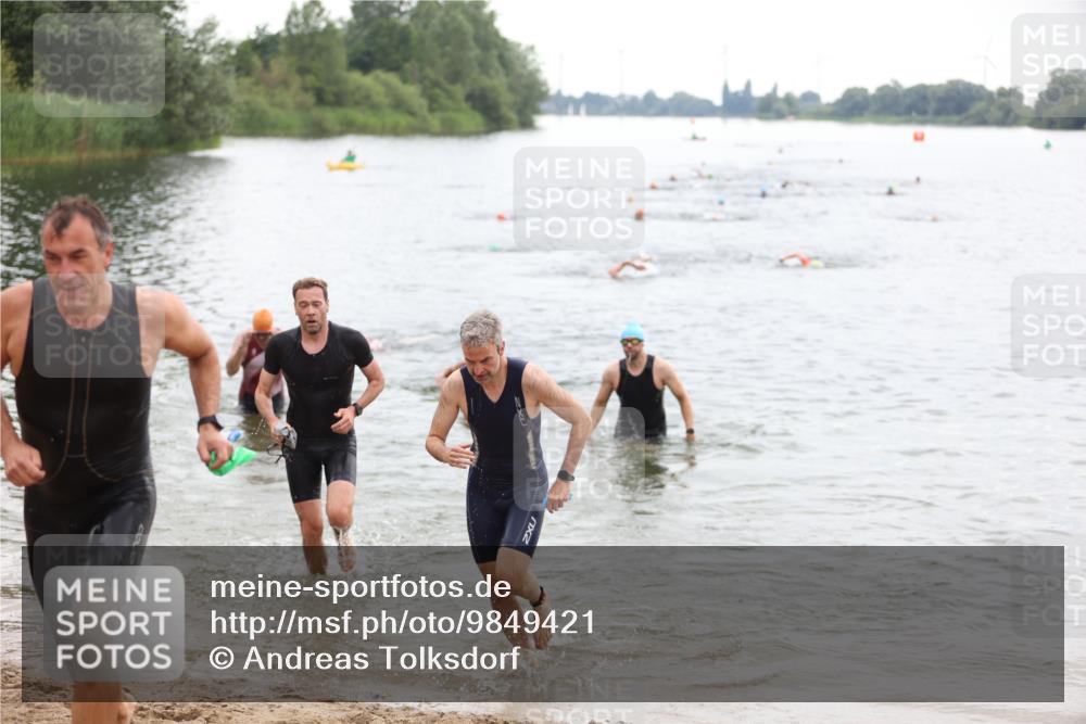 21.06.2026 - 29. Vierlanden-Triathlon Andreas Tolksdorf http://msf.ph/oto/9849421 21.06.2026 10:06:36 Schwimmen 394, 397, 410, 417, 443, 447 meine-sportfotos.de