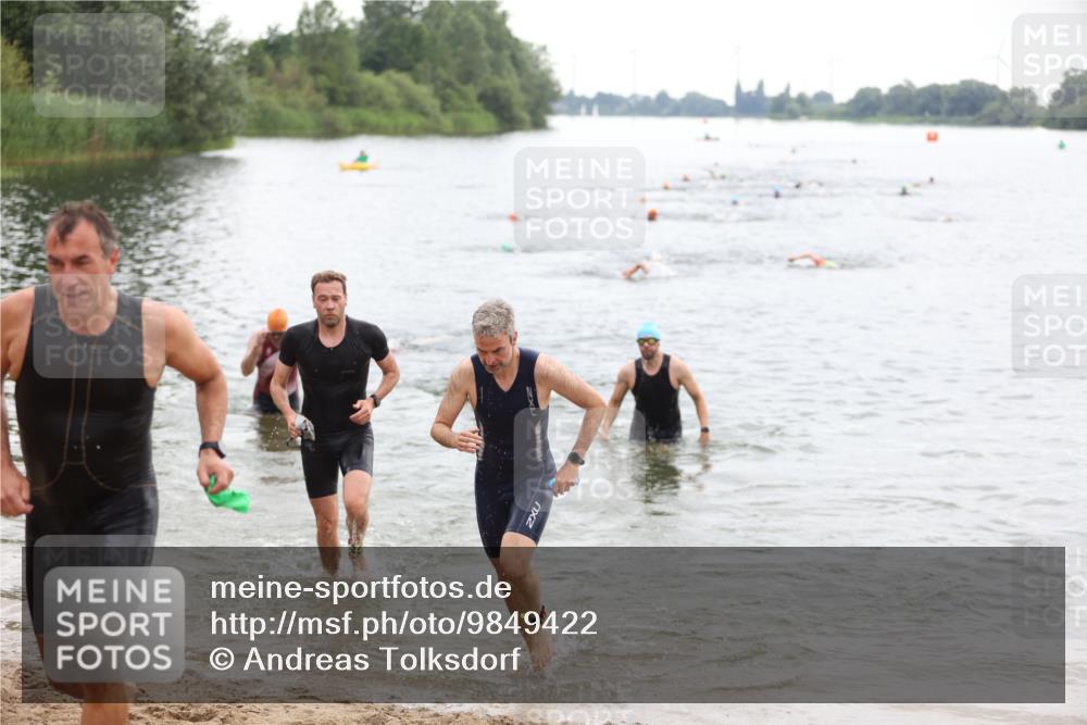 21.06.2026 - 29. Vierlanden-Triathlon Andreas Tolksdorf http://msf.ph/oto/9849422 21.06.2026 10:06:36 Schwimmen 394, 397, 410, 417, 443, 447 meine-sportfotos.de