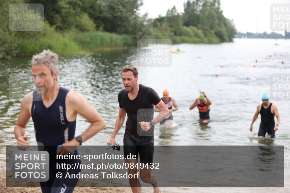 21.06.2026 - 29. Vierlanden-Triathlon Andreas Tolksdorf http://msf.ph/oto/9849432 21.06.2026 10:06:38 Schwimmen 394, 397, 410, 417, 443, 447 meine-sportfotos.de