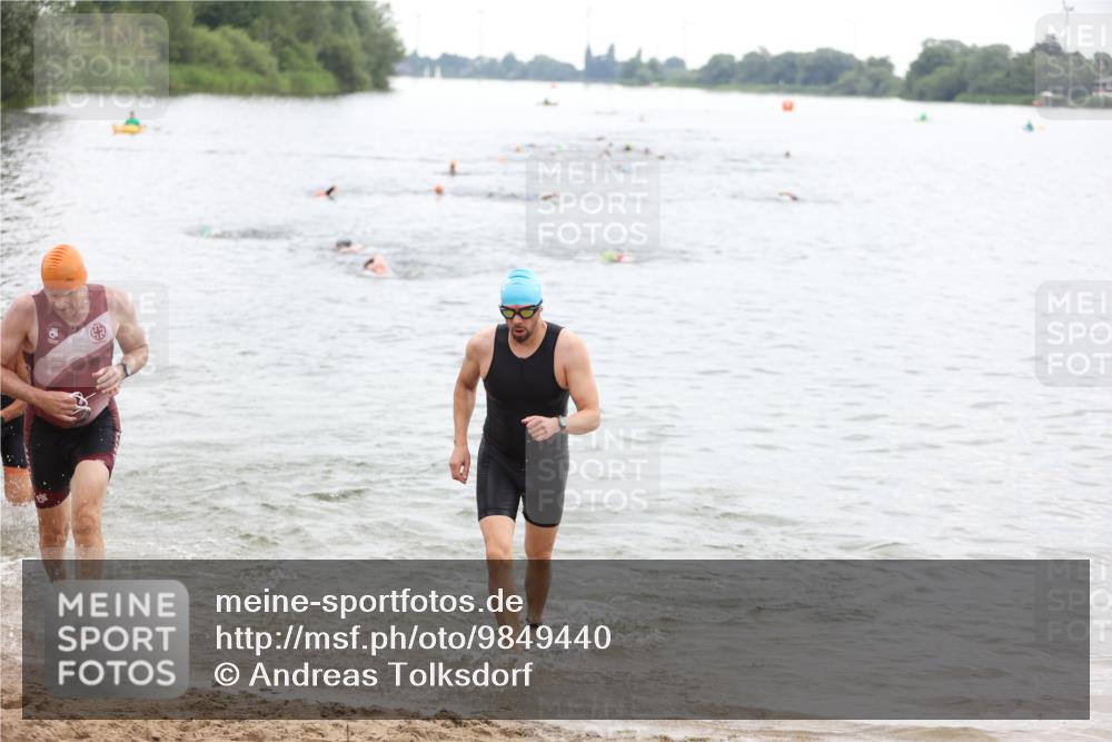 21.06.2026 - 29. Vierlanden-Triathlon Andreas Tolksdorf http://msf.ph/oto/9849440 21.06.2026 10:06:43 Schwimmen 394, 417, 443, 447 meine-sportfotos.de