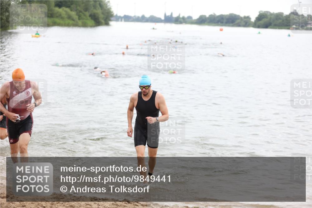 21.06.2026 - 29. Vierlanden-Triathlon Andreas Tolksdorf http://msf.ph/oto/9849441 21.06.2026 10:06:43 Schwimmen 394, 417, 443, 447 meine-sportfotos.de
