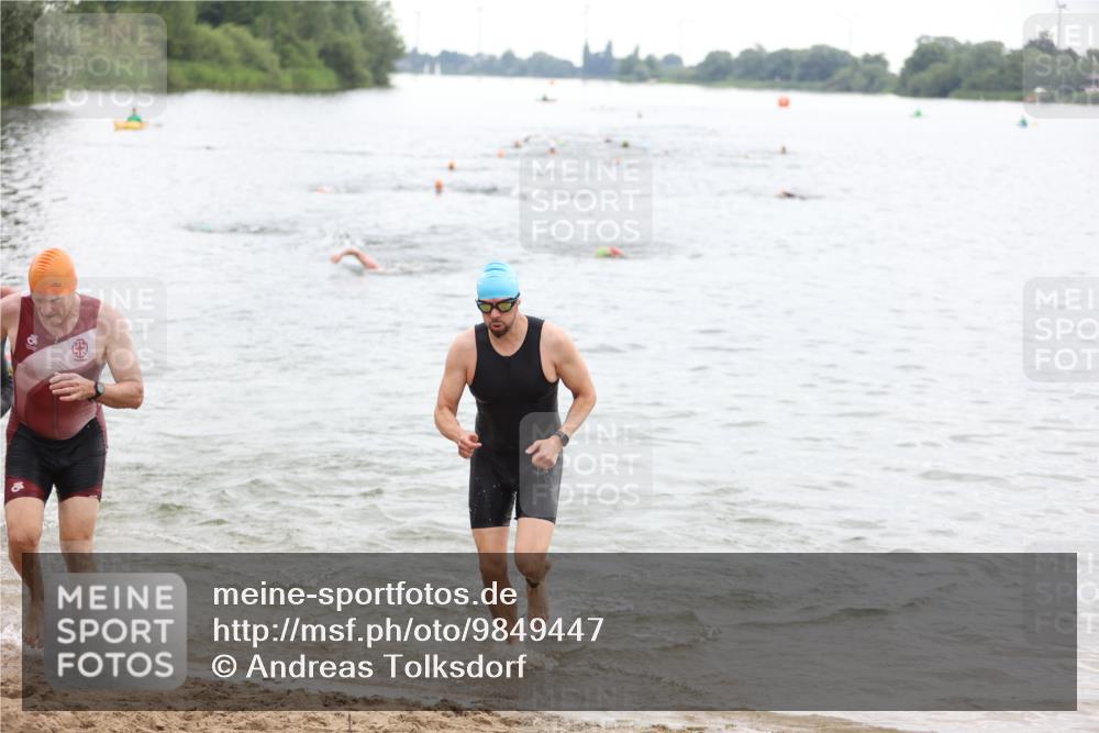 21.06.2026 - 29. Vierlanden-Triathlon Andreas Tolksdorf http://msf.ph/oto/9849447 21.06.2026 10:06:44 Schwimmen 394, 417, 443, 447 meine-sportfotos.de