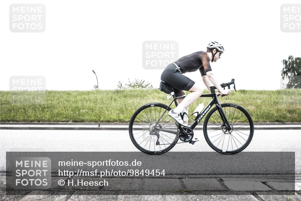 21.06.2026 - 29. Vierlanden-Triathlon H.Heesch http://msf.ph/oto/9849454 21.06.2026 10:27:16 Radfahren 24, 89, 101, 486, 517 meine-sportfotos.de
