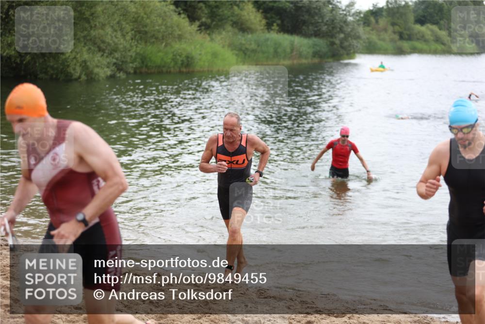 21.06.2026 - 29. Vierlanden-Triathlon Andreas Tolksdorf http://msf.ph/oto/9849455 21.06.2026 10:06:45 Schwimmen 394, 443, 447 meine-sportfotos.de