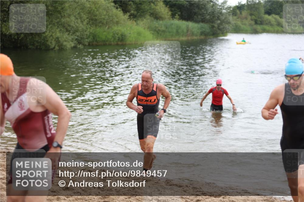 21.06.2026 - 29. Vierlanden-Triathlon Andreas Tolksdorf http://msf.ph/oto/9849457 21.06.2026 10:06:45 Schwimmen 394, 443, 447 meine-sportfotos.de
