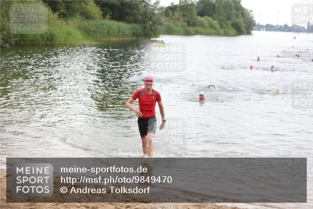 21.06.2026 - 29. Vierlanden-Triathlon Andreas Tolksdorf http://msf.ph/oto/9849470 21.06.2026 10:06:52 Schwimmen 409, 443 meine-sportfotos.de