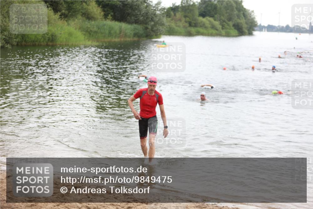 21.06.2026 - 29. Vierlanden-Triathlon Andreas Tolksdorf http://msf.ph/oto/9849475 21.06.2026 10:06:52 Schwimmen 409, 443 meine-sportfotos.de