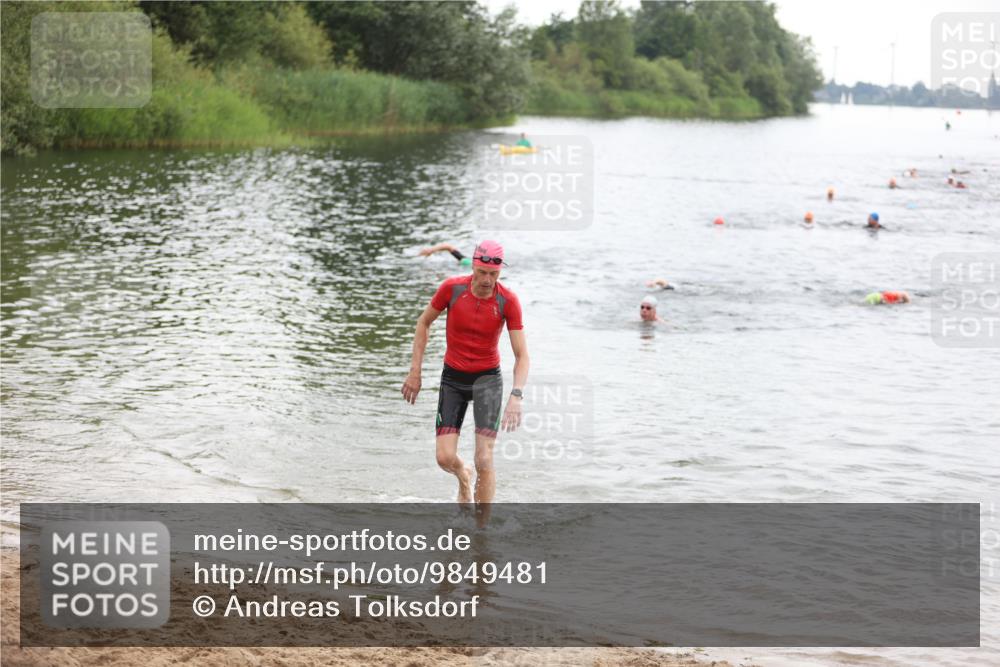 21.06.2026 - 29. Vierlanden-Triathlon Andreas Tolksdorf http://msf.ph/oto/9849481 21.06.2026 10:06:52 Schwimmen 409, 443 meine-sportfotos.de