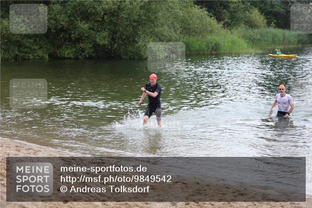 21.06.2026 - 29. Vierlanden-Triathlon Andreas Tolksdorf http://msf.ph/oto/9849542 21.06.2026 10:07:26 Schwimmen 424, 475 meine-sportfotos.de