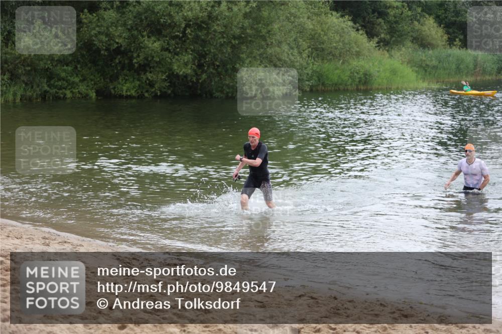 21.06.2026 - 29. Vierlanden-Triathlon Andreas Tolksdorf http://msf.ph/oto/9849547 21.06.2026 10:07:26 Schwimmen 424, 475 meine-sportfotos.de