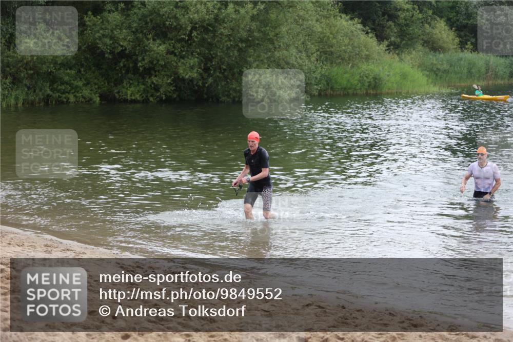 21.06.2026 - 29. Vierlanden-Triathlon Andreas Tolksdorf http://msf.ph/oto/9849552 21.06.2026 10:07:26 Schwimmen 424, 475 meine-sportfotos.de