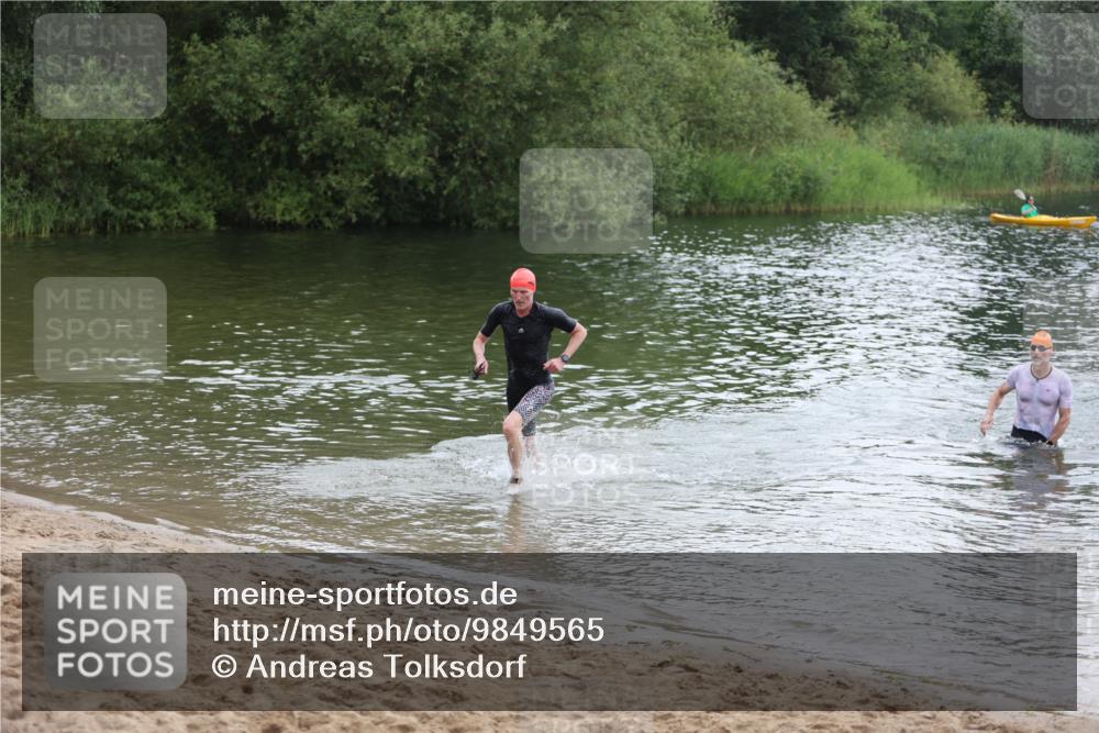 21.06.2026 - 29. Vierlanden-Triathlon Andreas Tolksdorf http://msf.ph/oto/9849565 21.06.2026 10:07:26 Schwimmen 424, 475 meine-sportfotos.de