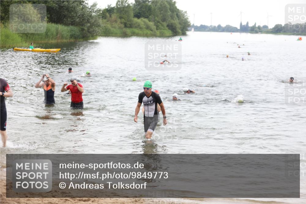 21.06.2026 - 29. Vierlanden-Triathlon Andreas Tolksdorf http://msf.ph/oto/9849773 21.06.2026 10:08:01 Schwimmen 393, 399, 452, 459, 471, 473, 478 meine-sportfotos.de