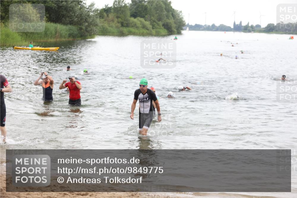 21.06.2026 - 29. Vierlanden-Triathlon Andreas Tolksdorf http://msf.ph/oto/9849775 21.06.2026 10:08:01 Schwimmen 393, 399, 452, 459, 471, 473, 478 meine-sportfotos.de