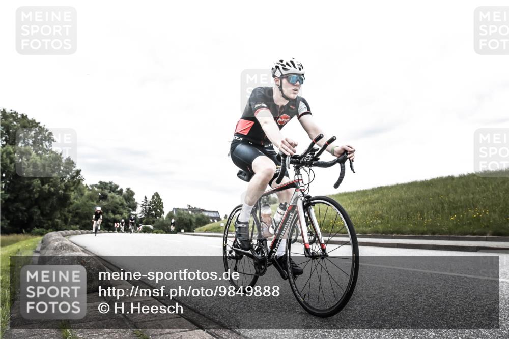 21.06.2026 - 29. Vierlanden-Triathlon H.Heesch http://msf.ph/oto/9849888 21.06.2026 10:27:13 Radfahren 24, 89, 486, 517 meine-sportfotos.de
