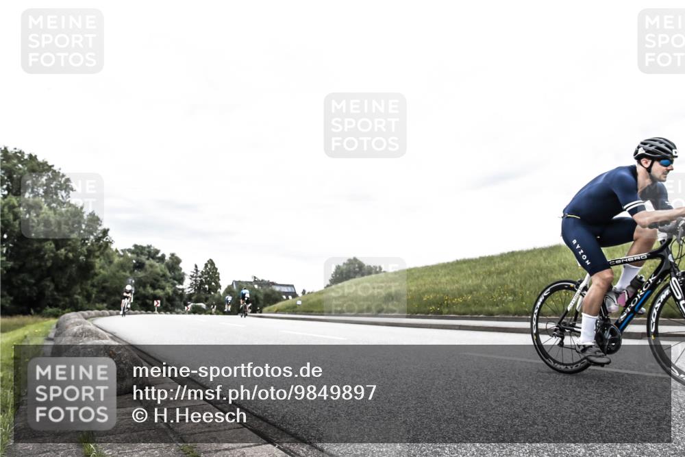 21.06.2026 - 29. Vierlanden-Triathlon H.Heesch http://msf.ph/oto/9849897 21.06.2026 10:27:16 Radfahren 24, 89, 101, 486 meine-sportfotos.de
