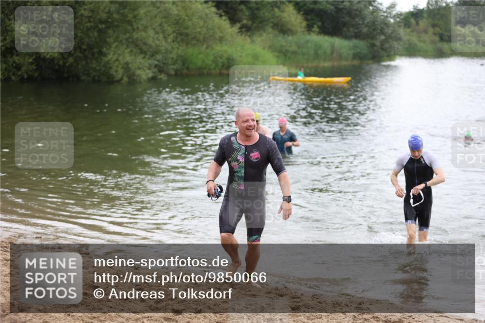21.06.2026 - 29. Vierlanden-Triathlon Andreas Tolksdorf http://msf.ph/oto/9850066 21.06.2026 10:09:12 Schwimmen 406, 435, 439, 470 meine-sportfotos.de