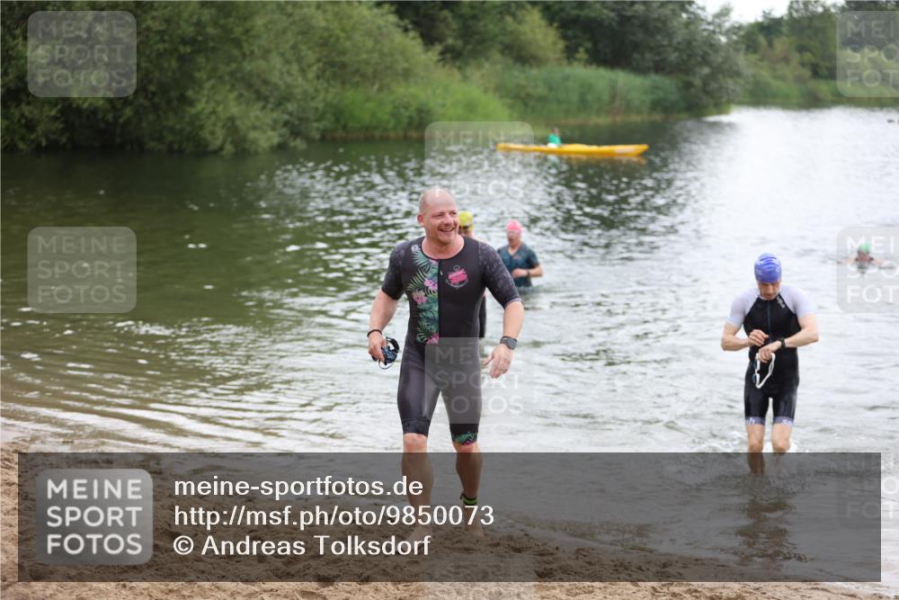 21.06.2026 - 29. Vierlanden-Triathlon Andreas Tolksdorf http://msf.ph/oto/9850073 21.06.2026 10:09:12 Schwimmen 406, 435, 439, 470 meine-sportfotos.de