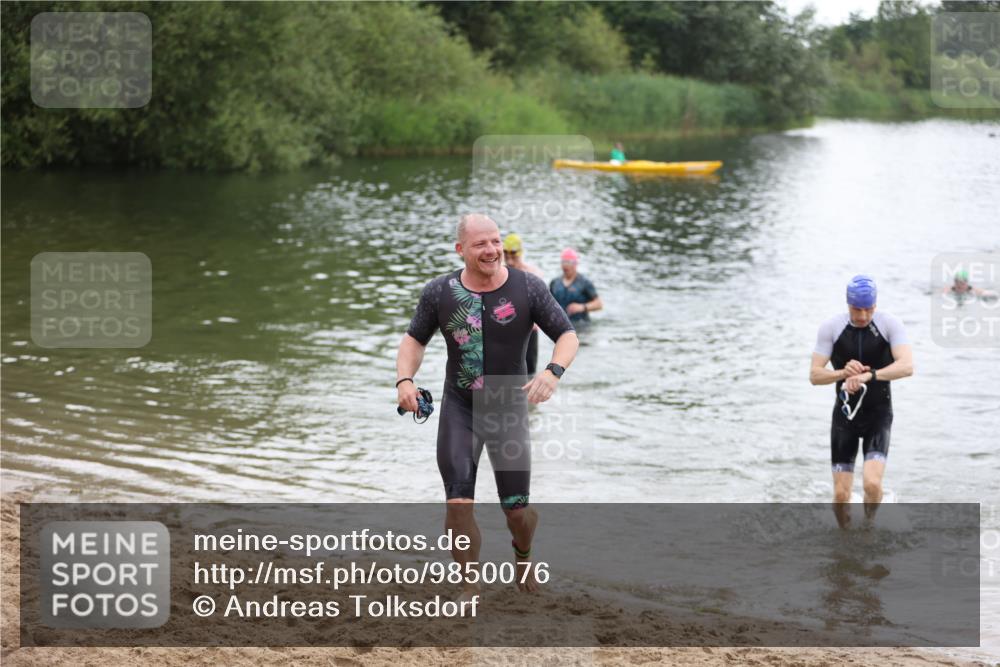21.06.2026 - 29. Vierlanden-Triathlon Andreas Tolksdorf http://msf.ph/oto/9850076 21.06.2026 10:09:12 Schwimmen 406, 435, 439, 470 meine-sportfotos.de
