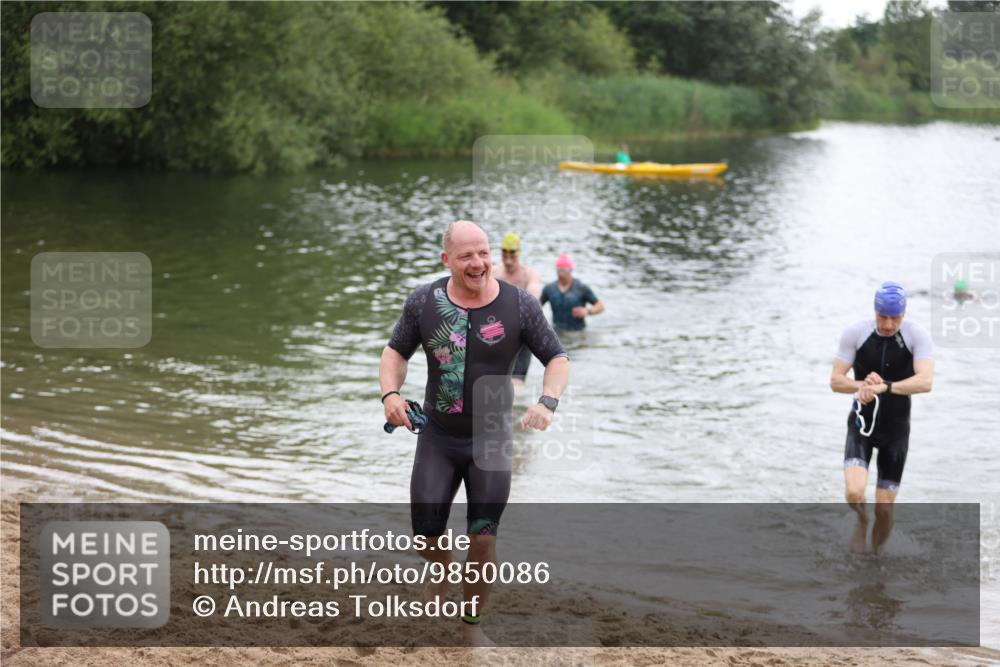 21.06.2026 - 29. Vierlanden-Triathlon Andreas Tolksdorf http://msf.ph/oto/9850086 21.06.2026 10:09:13 Schwimmen 406, 435, 439, 470 meine-sportfotos.de