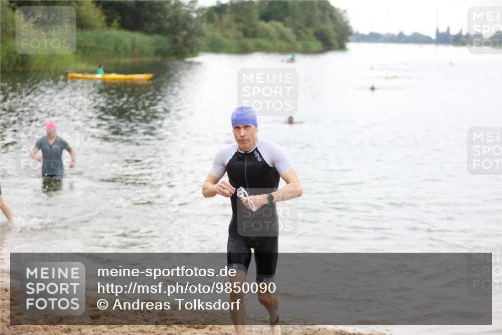 21.06.2026 - 29. Vierlanden-Triathlon Andreas Tolksdorf http://msf.ph/oto/9850090 21.06.2026 10:09:15 Schwimmen 406, 435, 439, 470 meine-sportfotos.de