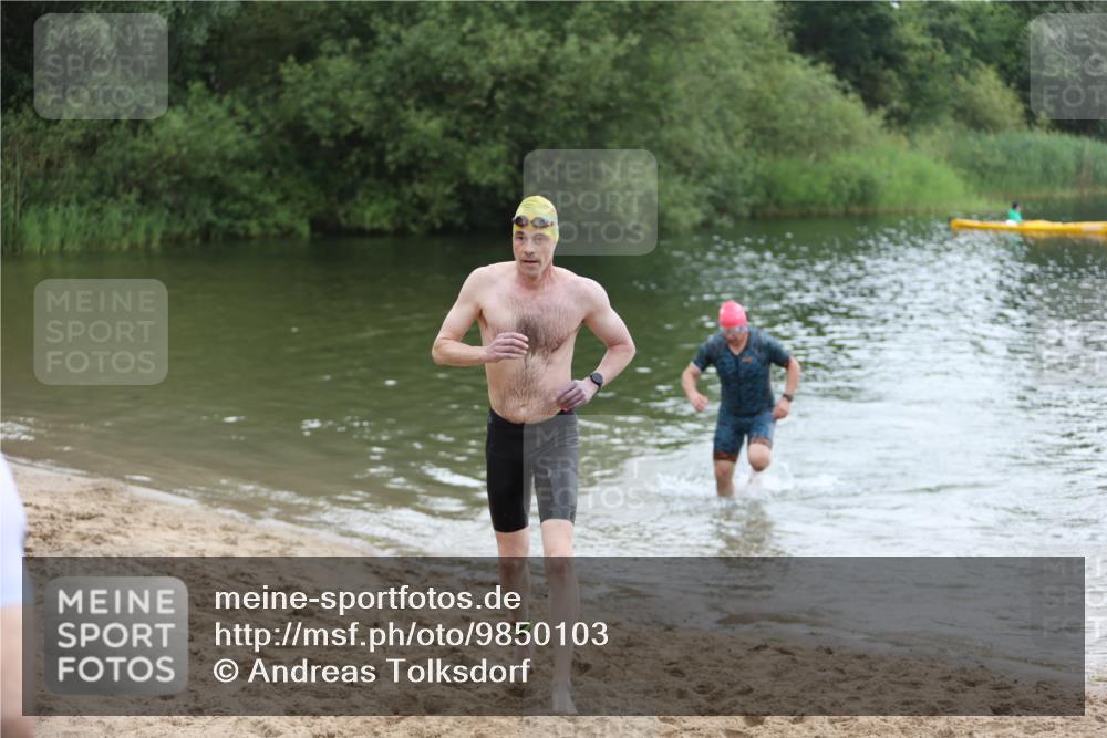 21.06.2026 - 29. Vierlanden-Triathlon Andreas Tolksdorf http://msf.ph/oto/9850103 21.06.2026 10:09:19 Schwimmen 406, 435, 439, 470 meine-sportfotos.de