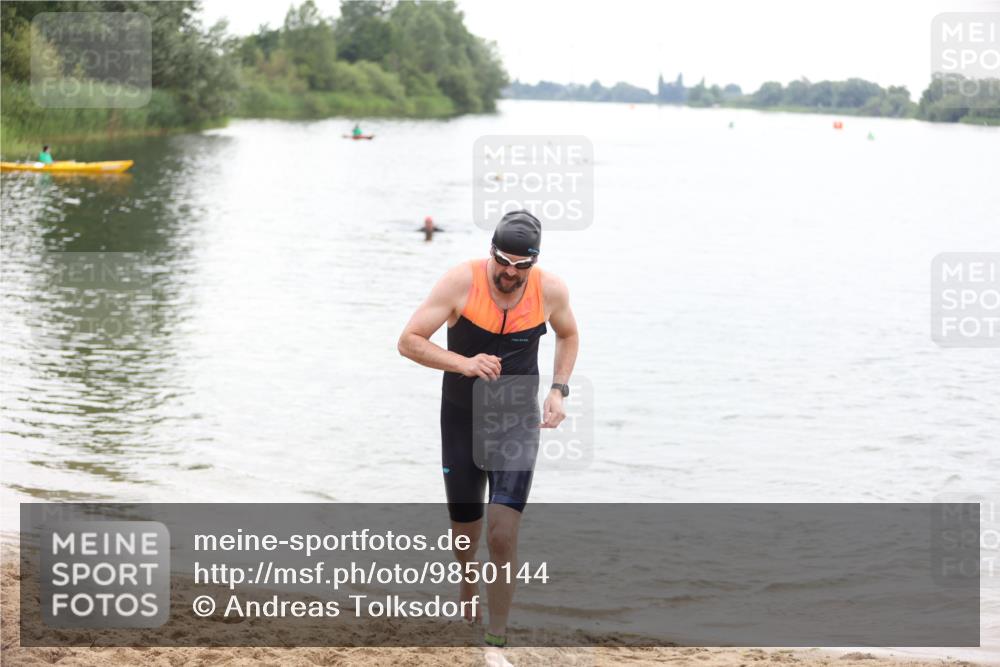 21.06.2026 - 29. Vierlanden-Triathlon Andreas Tolksdorf http://msf.ph/oto/9850144 21.06.2026 10:09:50 Schwimmen 427 meine-sportfotos.de