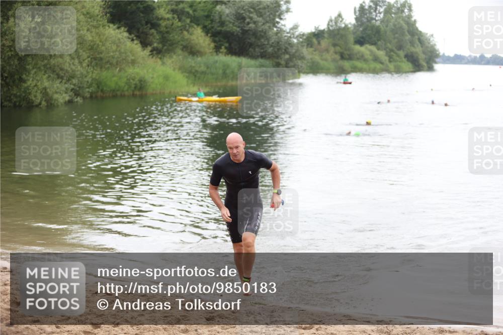 21.06.2026 - 29. Vierlanden-Triathlon Andreas Tolksdorf http://msf.ph/oto/9850183 21.06.2026 10:10:25 Schwimmen 412 meine-sportfotos.de