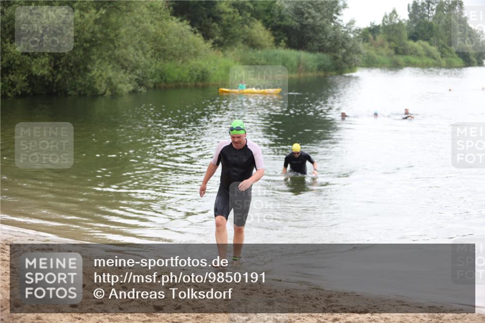 21.06.2026 - 29. Vierlanden-Triathlon Andreas Tolksdorf http://msf.ph/oto/9850191 21.06.2026 10:10:59 Schwimmen 411, 461 meine-sportfotos.de